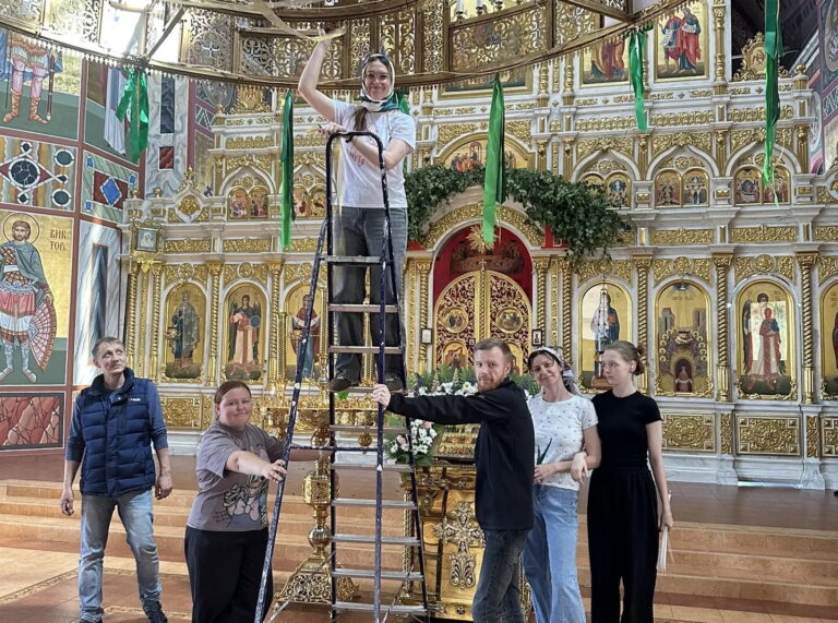 Участники молодежного движения «Православная среда» украсили Свято-Троицкий кафедральный собор к престольному празднику