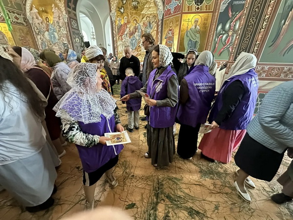 В день Святой Троицы православная молодежь Бирска провела миссионерскую акцию